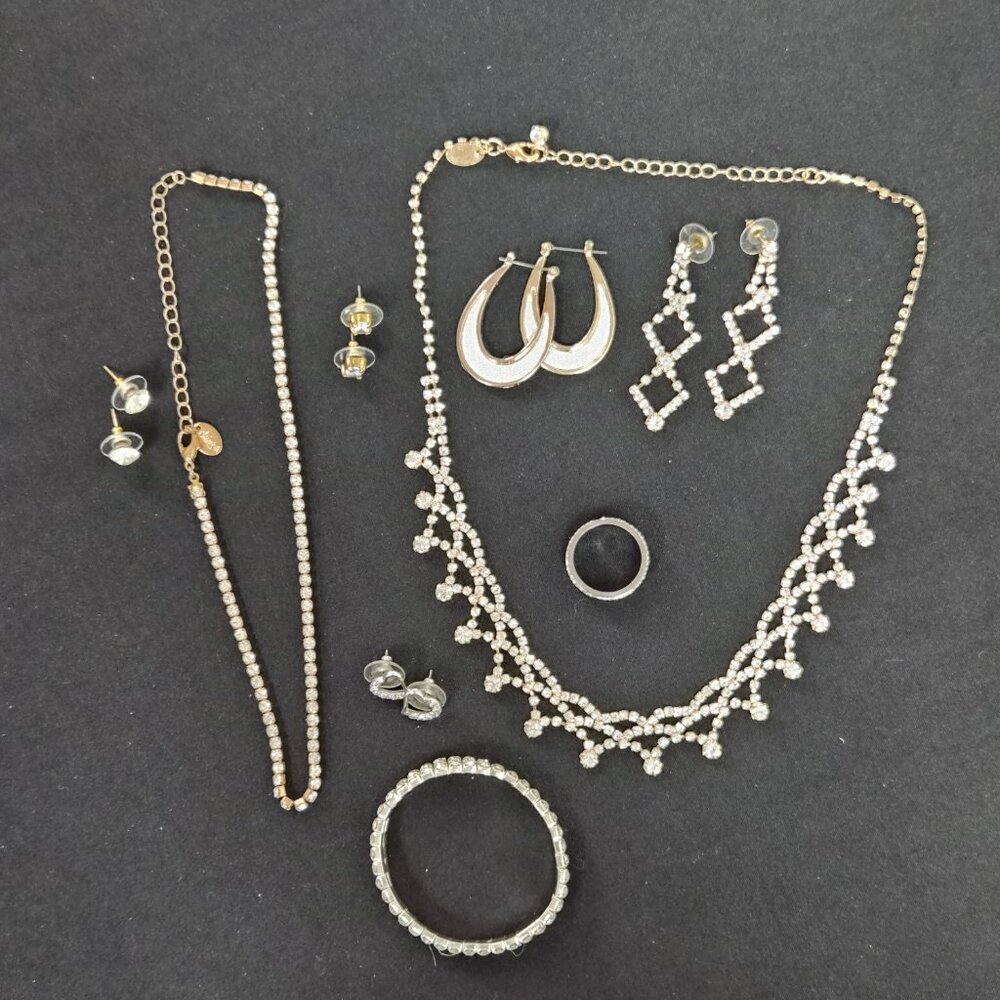 Sparkly set of jewelry necklace earrings ring bracelet GUC very sparkly